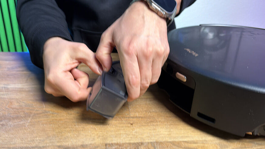 Der Schmutzwassertank des MOVA Z60 Ultra wird unter dem Wasserhahn gereinigt.